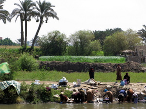 Wie vor 1000 Jahren: Frauen waschen ihre Wäsche am Nil. Der Fluß brachte das Leben nach Ägypten. Foto: www.nikkiundmichi.de