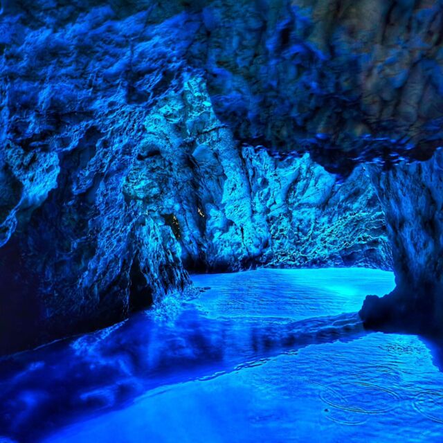 Wow, how cool is that! The blue cave on Biṣ̌evo! 💙💙💙